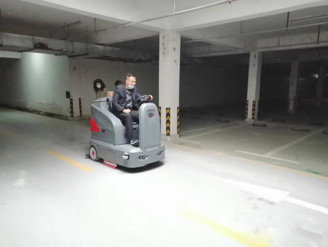 山南小区物业保洁不用人力改用驾驶式洗地机了